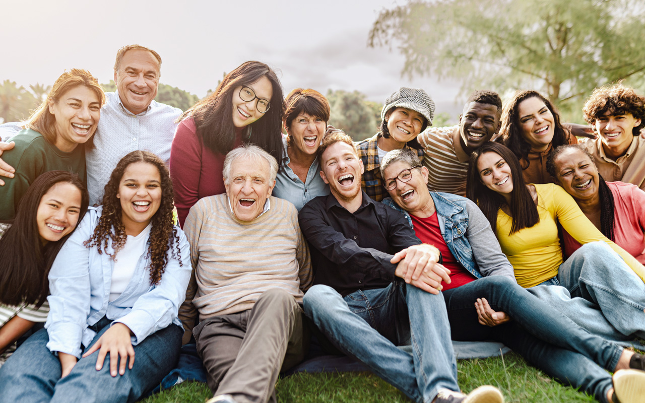 Foto grupal de personas de diferentes edades