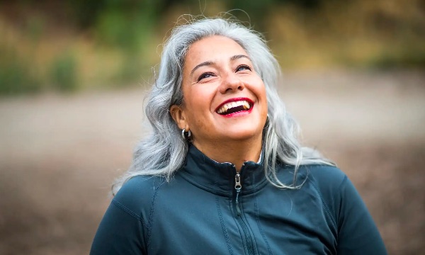 Foto de una mujer mayor sonriendo