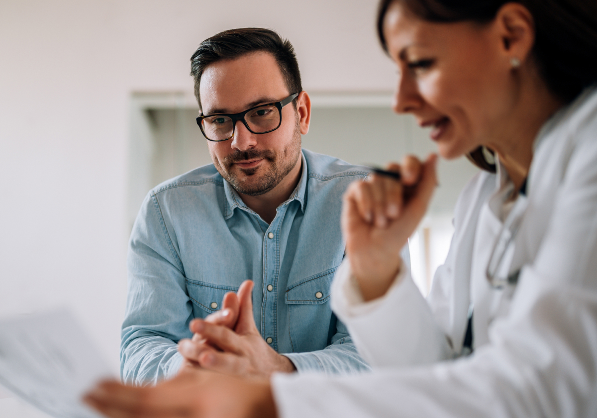 Photo patent talking with doctor