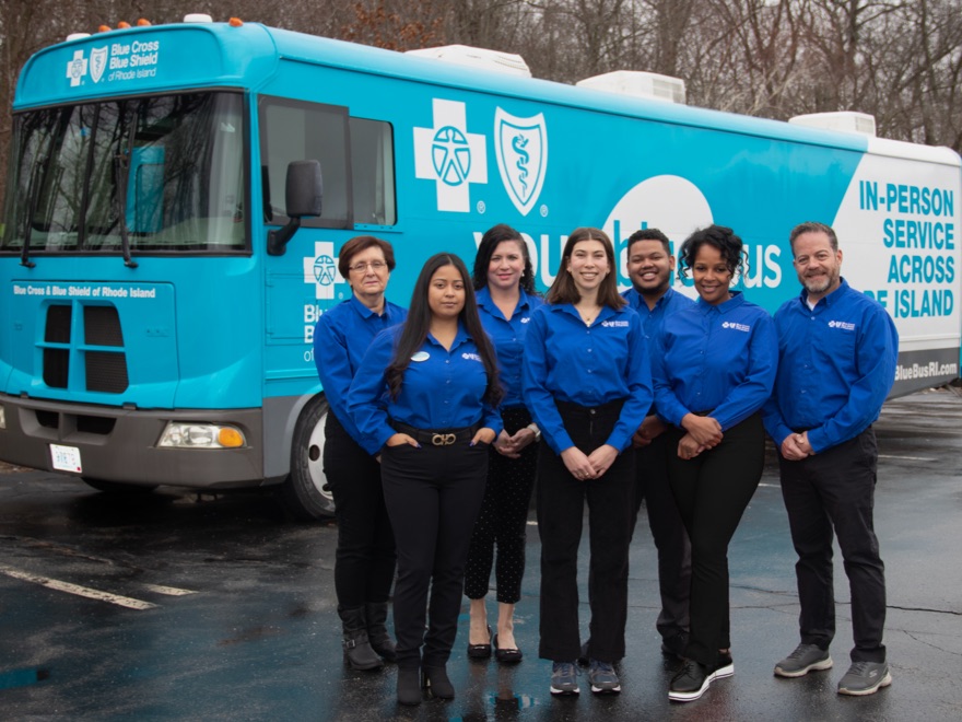 Asociados de BCBSRI frente a un Your Blue Bus