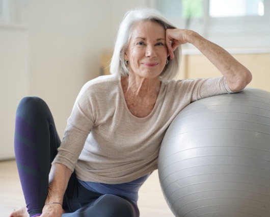 Mujer mayor haciendo yoga en casa