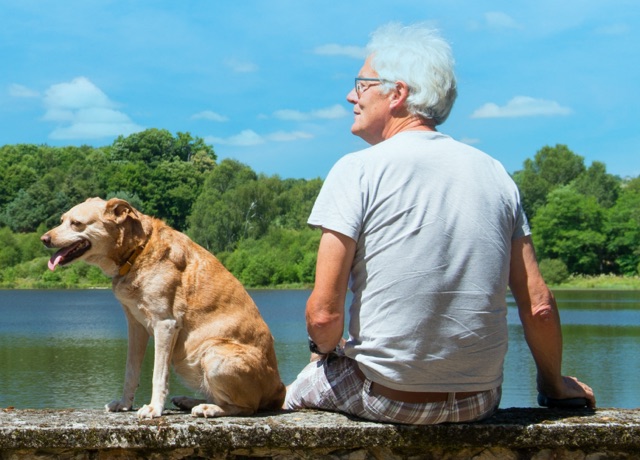 Hombre mayor con su perro