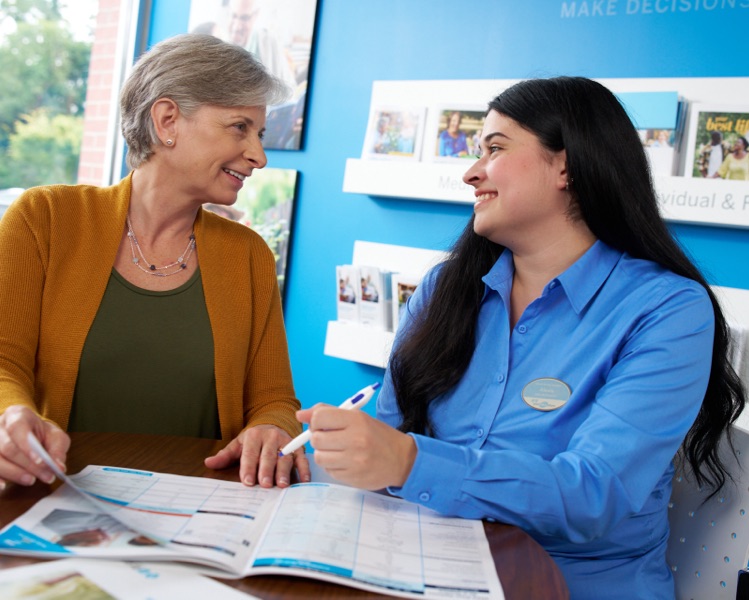 Associado da BCBSRI a falar com uma mulher sénior